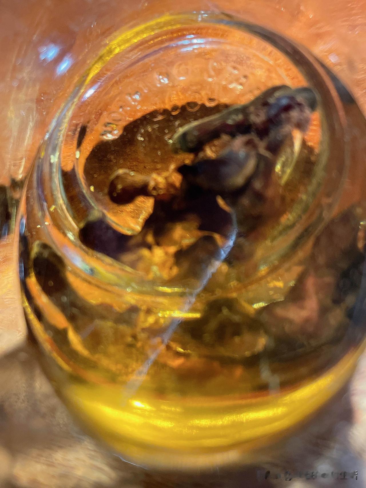 微醺，是对酒的基本尊重！三年纯酿野生鸡爪果酒[爱慕]功效自然是有的，但必须两年后