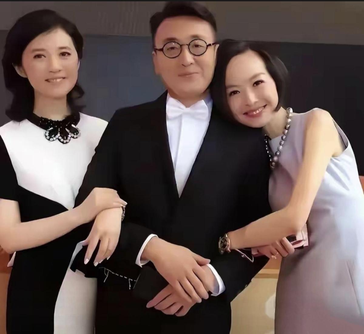 钻石王老五窦文涛的幸福时光。许戈辉陈鲁豫两大美女左拥右抱，三人共睡一床谈笑到天明
