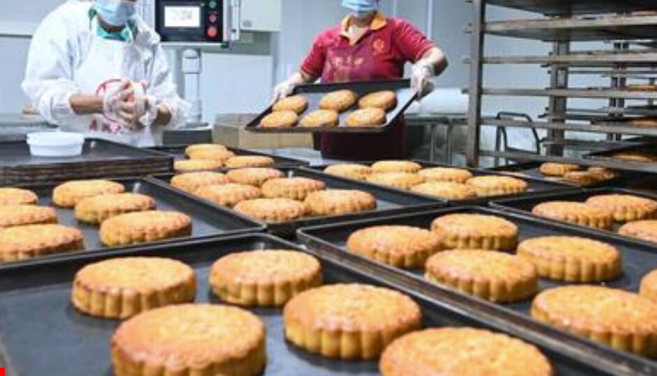 近日，“广西合浦一月饼厂工人掉进机器，做出的月饼被卖了”的消息在网上疯传，引发广