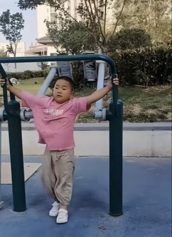 这孩子太厉害了，
只可惜这是ai视频。