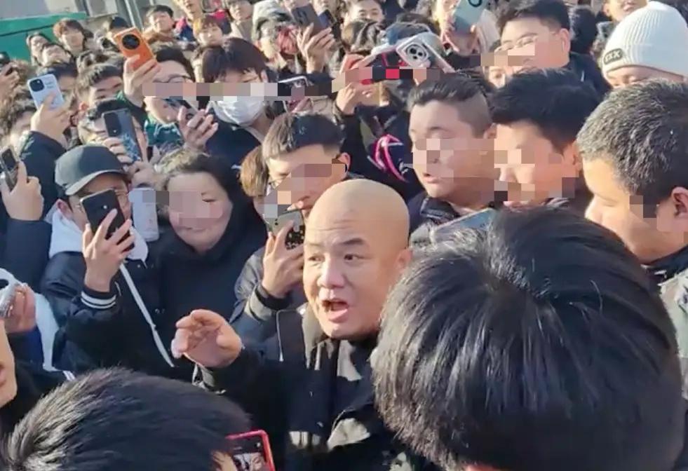 不要传刀哥被警察带走了 在网上也不要再散布谣言，什么刀哥是警察带走的啊哈哈哈。 