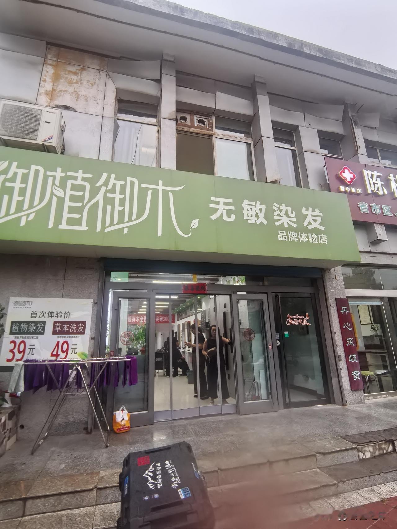 书林世家小区，从南门进去，想找个正在麻将馆玩的同学。问在哪时，明明他家楼上就是麻