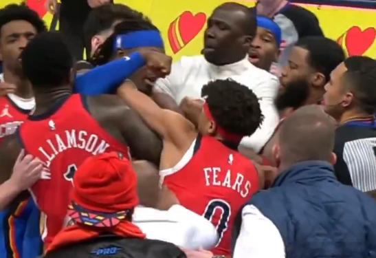 队友打架普尔吃瓜鹈鹕雷霆爆发冲突 费尔斯和多尔特冲突，费尔斯被球队强行从球员通道