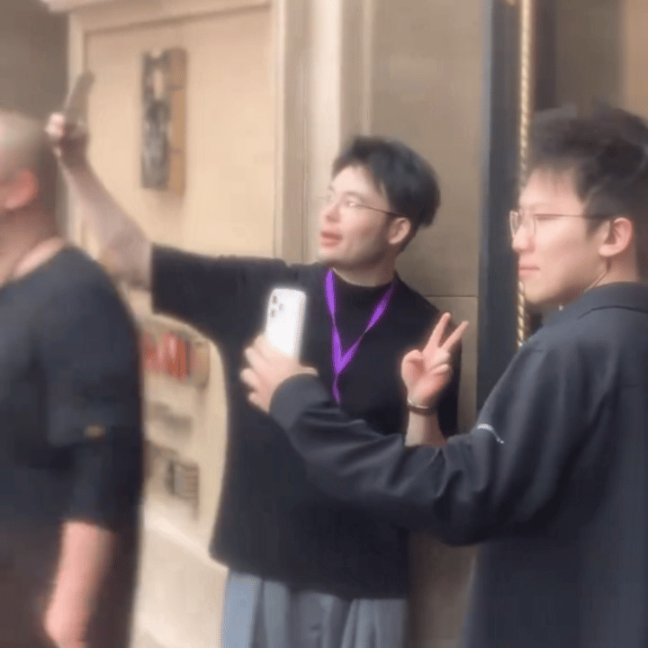 笑死我了哈哈哈哈哈[笑哭]
弟弟哥哥姐姐妹妹叔叔阿姨全体准备📷
人生照片要来啦