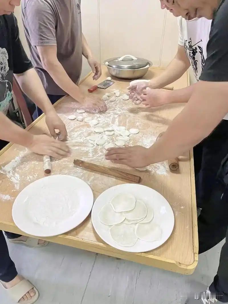 腊八后生活拾趣：包饺子的乐趣 。过了腊八就是年，在忙碌而平凡的生活中，总有一些小