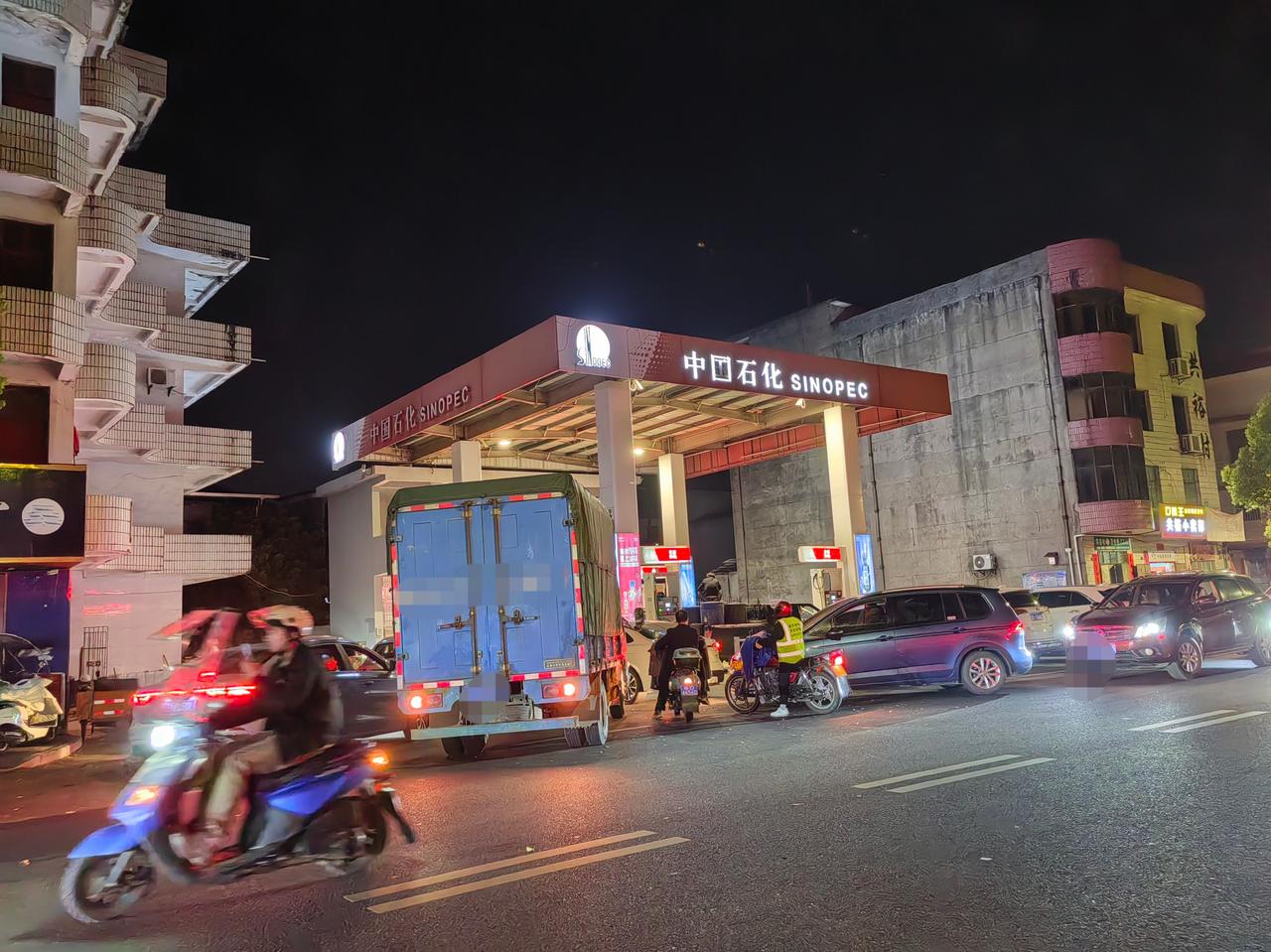 油价真的涨大了！
昨天晚上是油价调整的最后一天，我想着去加油站加油，来到第一个加