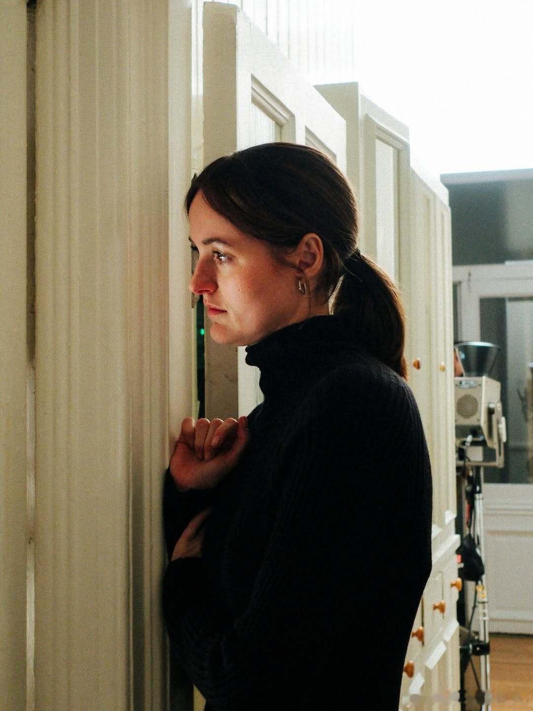 一组《情感价值》的片场照 