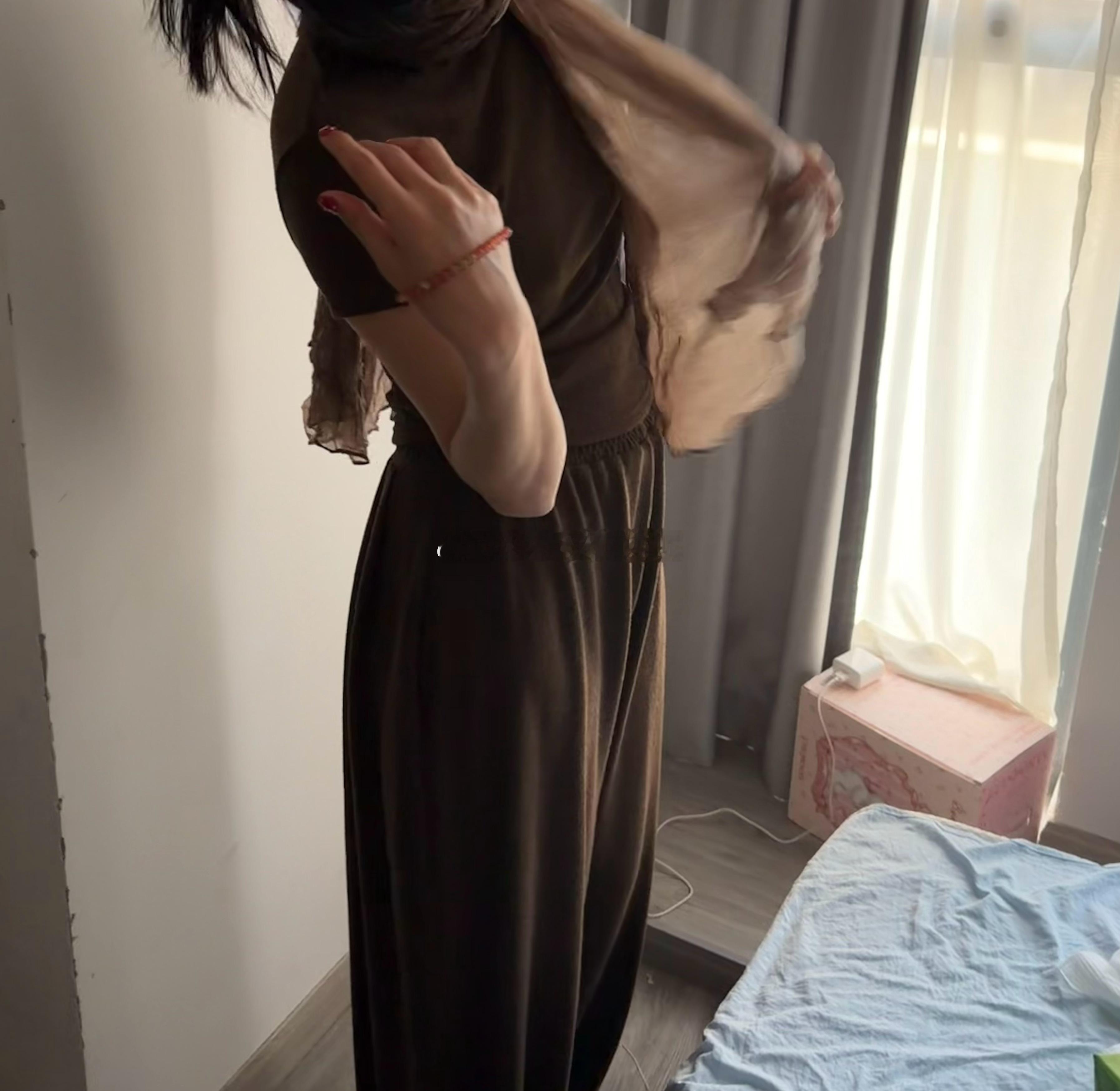 呃呃  他说他下班看到一家衣服店感觉衣服很适合我就买了  我感觉他是故意的 故意