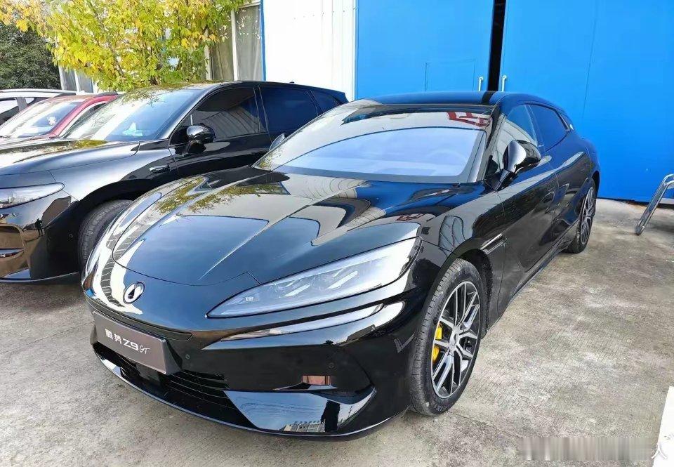 同事提了辆腾势 Z9 GT 版，就停在我的零跑 C10 旁边，瞬间就把我的车比下