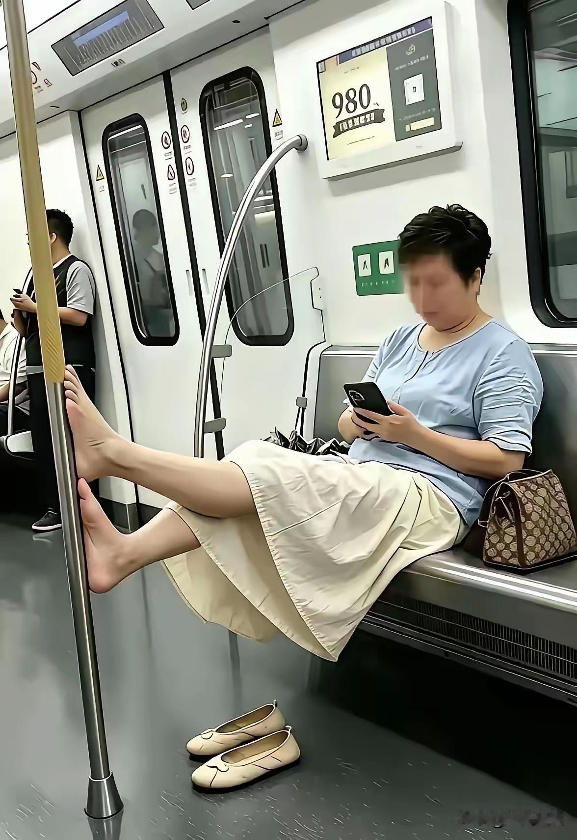 地铁上拍到这样一幕，这名女子把鞋子脱掉，双脚直接搭在了中间的安全杆上。不知道有没