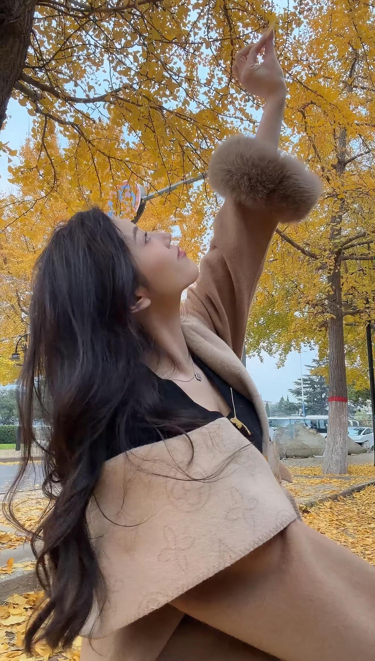 婚前婚后两人状态对比：
 
- 婚前的他：会提前查好网红餐厅排队，纪念日揣着鲜花