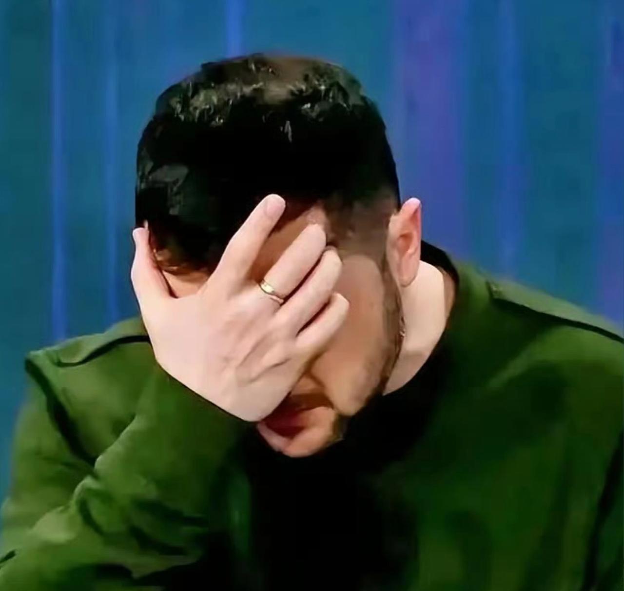 他一哭，我就想笑。
泽连斯基昨天对着镜头，眼泪汪汪，说俄罗斯炸了他们的电厂，全国