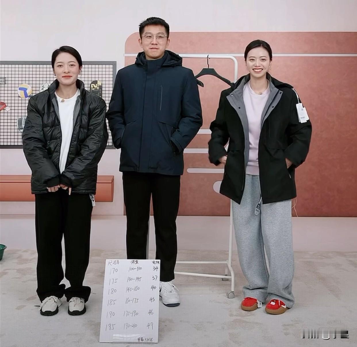 今天安安和小贝交接班
春旭给她们当模特
有观众说像“爸爸带俩女儿去逛街”[笑哭]