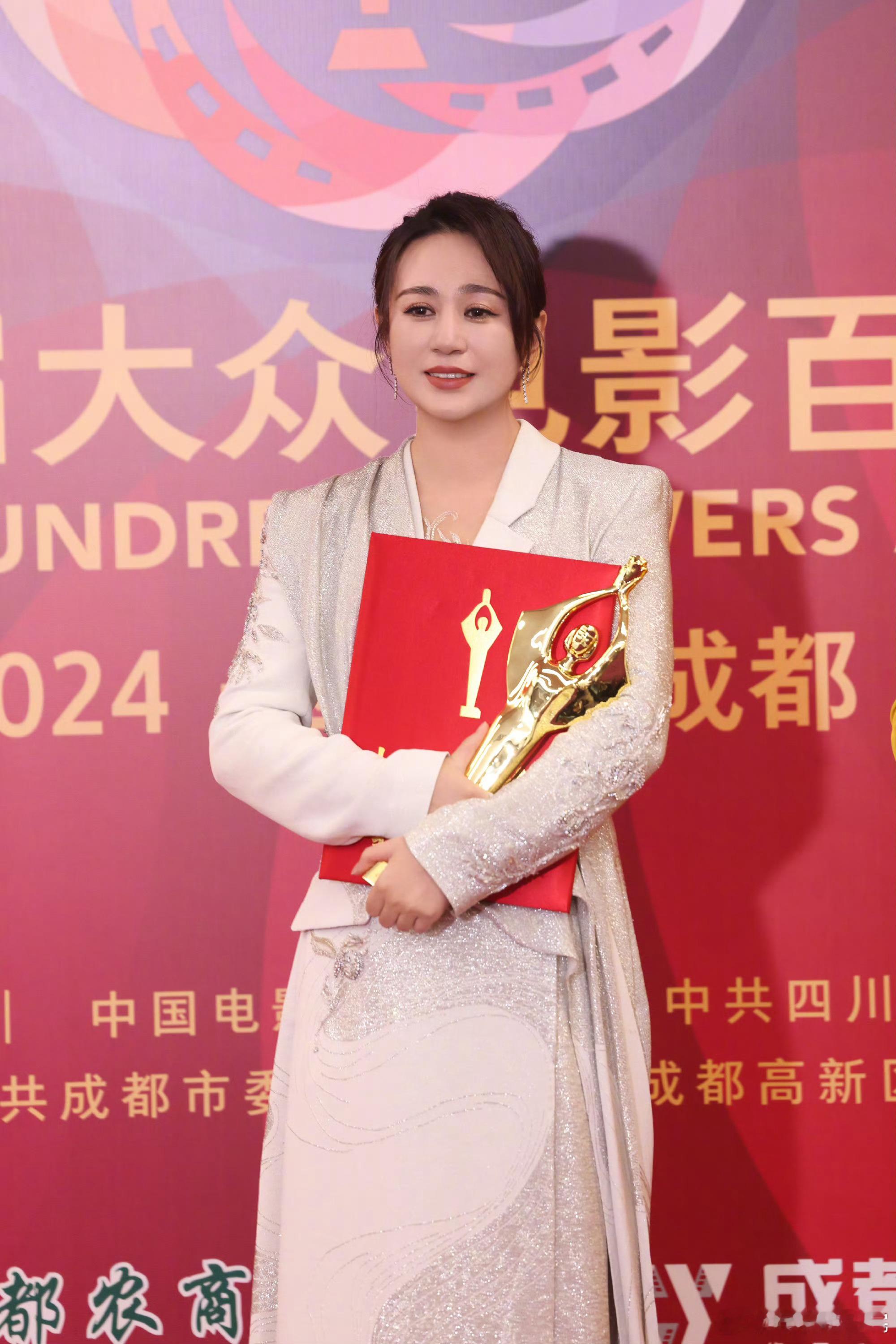 马丽拿下百花影后大奖后，为什么会哭？其实她在台上的时候，已经说的很明白了。就是因