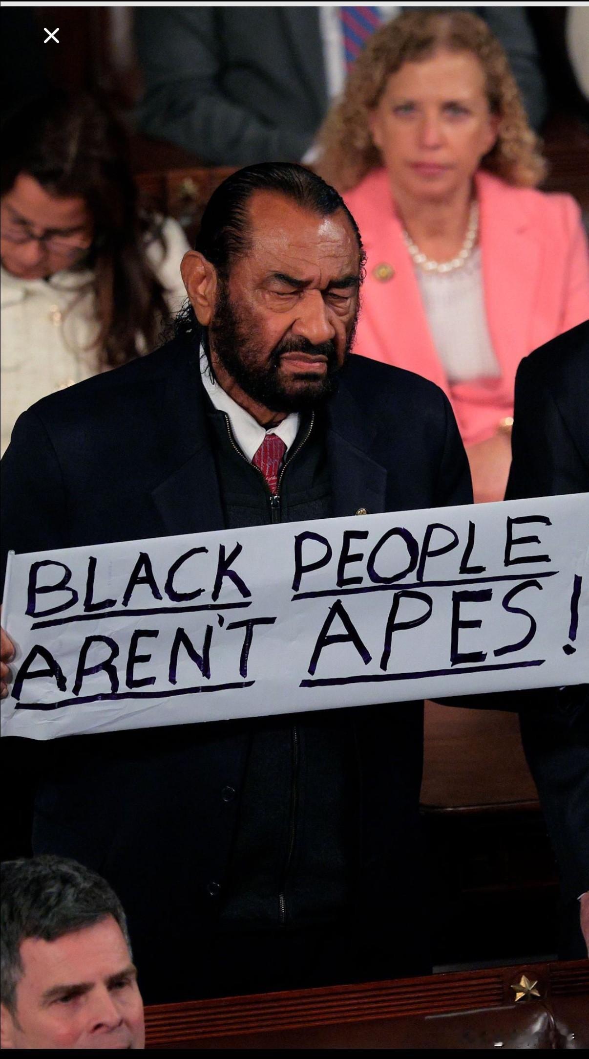 这哥们去年在川普第一次《国情咨文》讲话中，不断打断川普讲话，最后被相关人员“请”