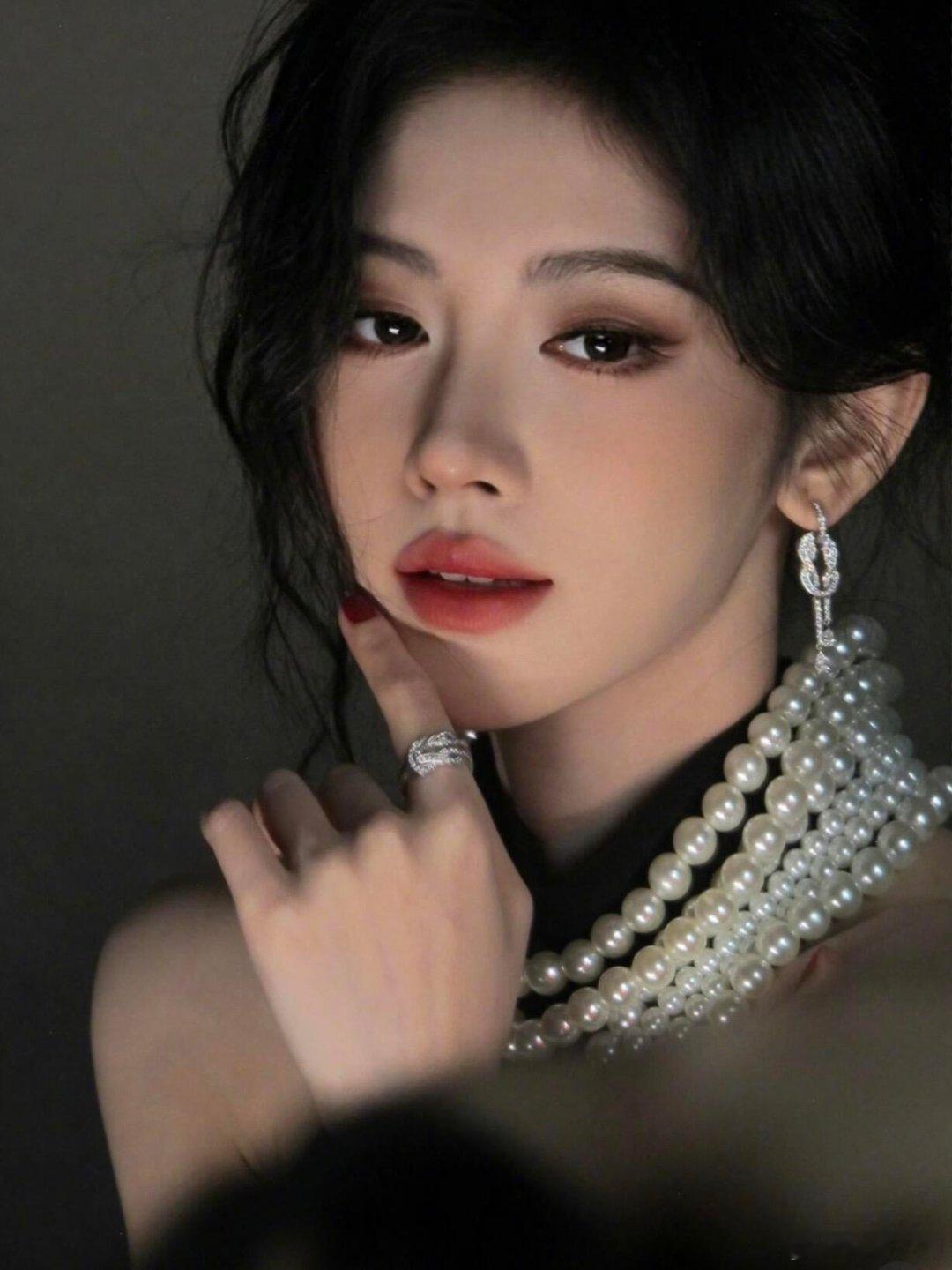 鞠婧祎的黑天鹅造型绝了！叠戴大小珍珠项链瞬间点亮整身礼服，优雅感拉满～ 