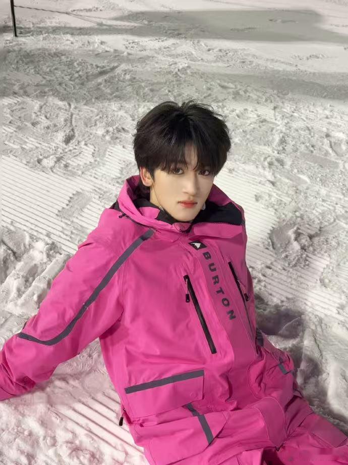 邓佳鑫第一次挑战单板 谁被粉色雪服的邓佳鑫可爱到，第一次滑单板虽然有点生疏，但认