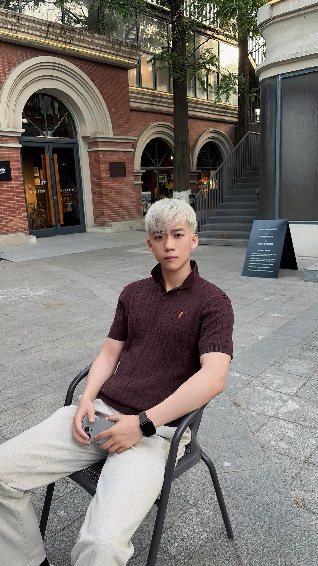 我只要往人群中一站 这个吊样就已经得罪很多人了