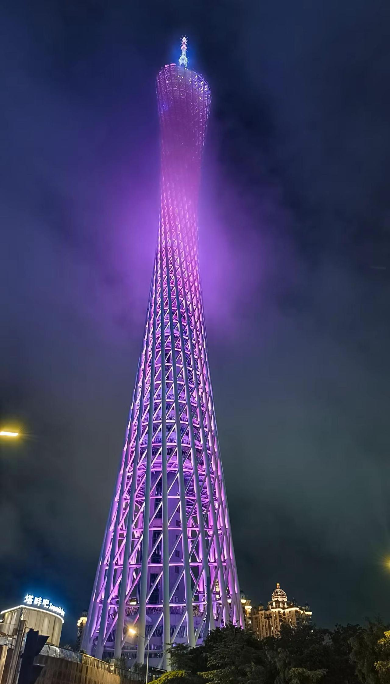 广州塔。广州塔📍 广州夜游珠江 夜晚中的广州塔