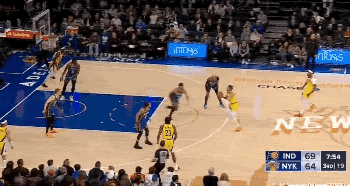 NBA赛场风景：
   哈利伯顿自扔自抢板，没扣篮，传底角西亚卡姆，三分命中！
