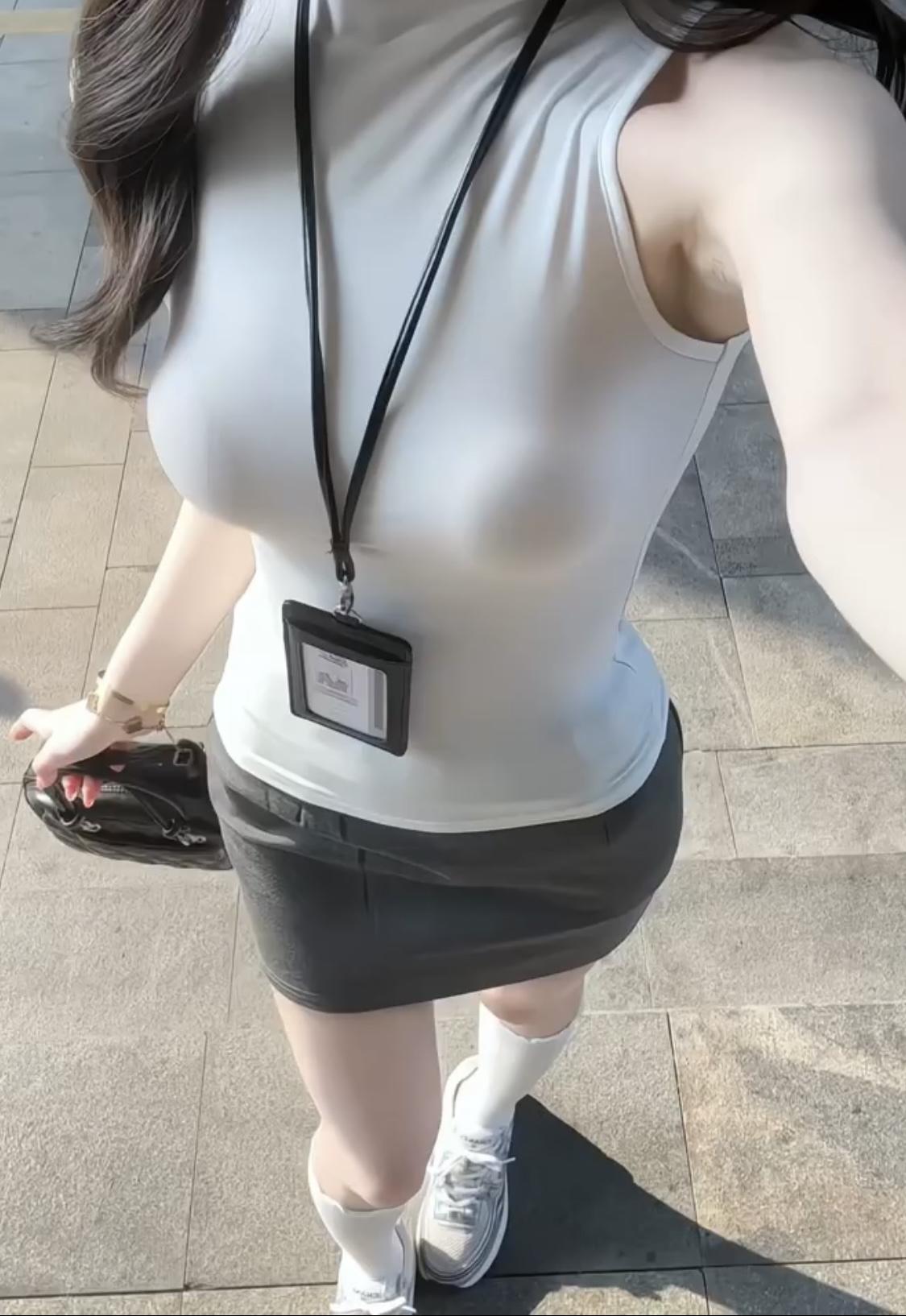 今日穿搭推荐的是韩系辣妹风，把简约干练和轻性感平衡得恰到好处，是现在很火的一种穿