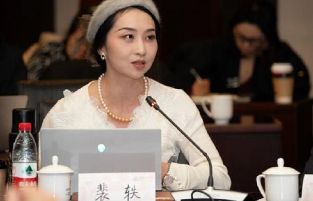 这下好了，裴轶被盯住的原因终于找出来了！北京理工大学法学院助理教授裴轶，最近被推