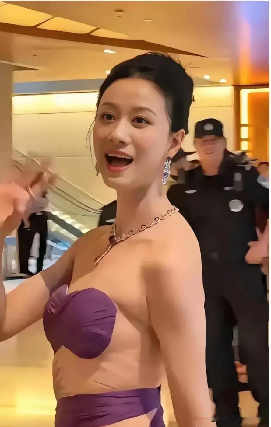 都说她很美，美若天仙，有点夸大了,其实跟高圆圆和朱琳对比一下，她也是很普通的一个