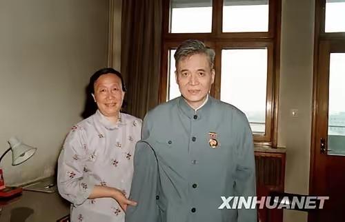 今天看到邓稼先邓老夫人许鹿希许老至今健在，许老是1928年生，比邓稼先邓老小了4