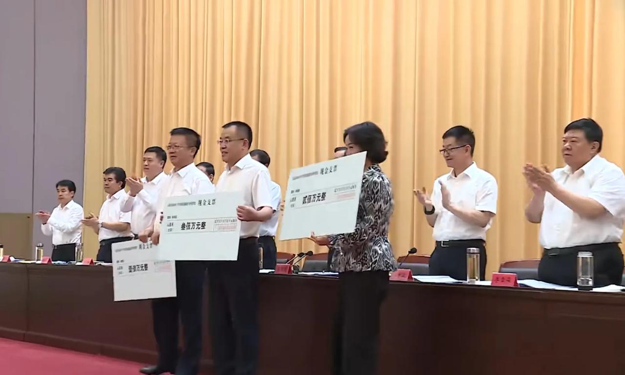 石家庄市领导为上半年经济发展绩效专项考核排名全市前3位的新华区、井陉县、桥西区颁