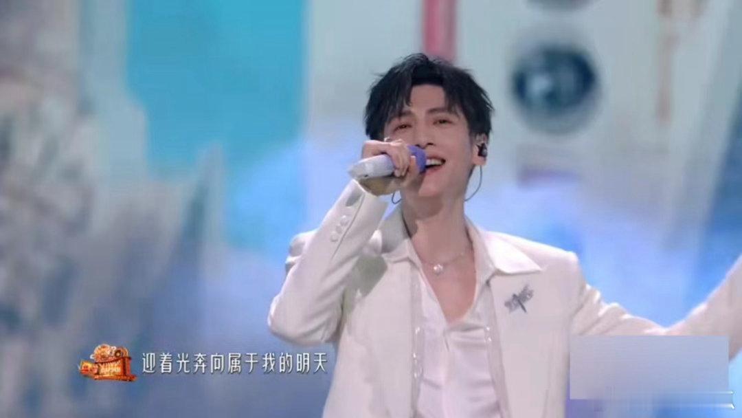 罗云熙新一天舞台活力满满 罗云熙带来《新一天》精彩演绎，全开麦唱功稳得住，唱跳兼