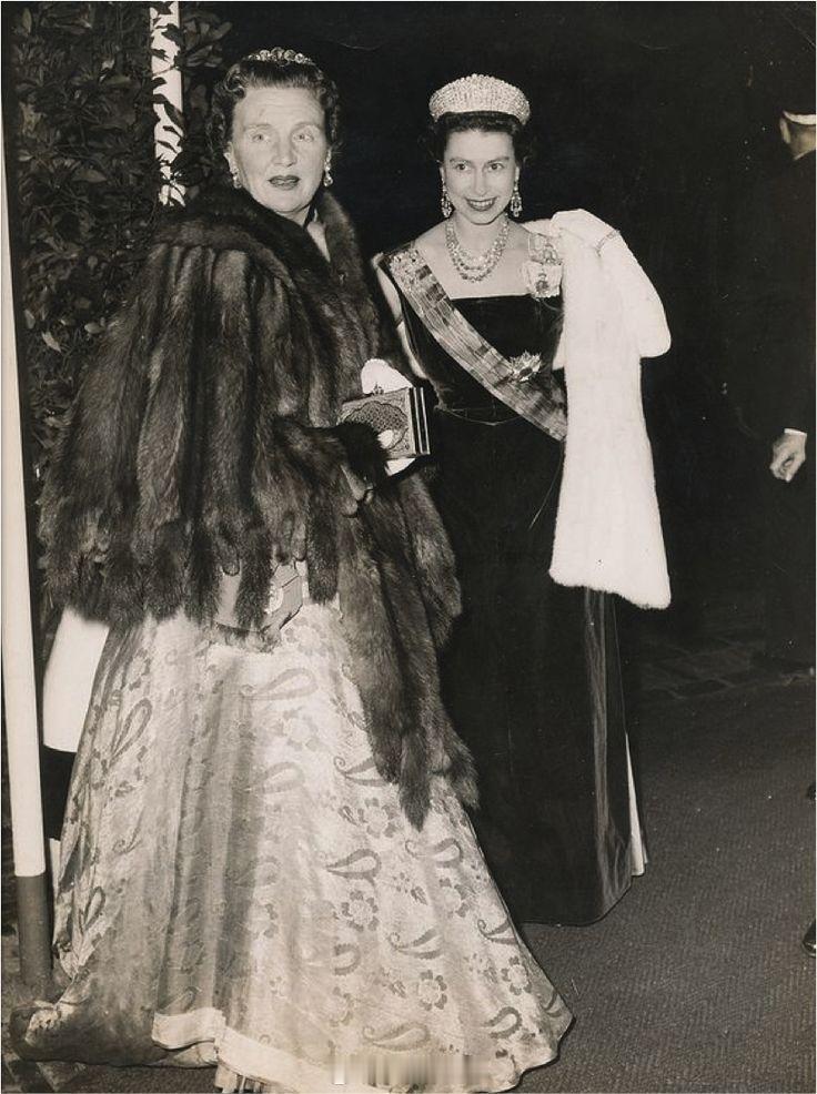 英国王室  1958年3月26日，伊丽莎白二世女王和爱丁堡公爵菲利普亲王在荷兰海