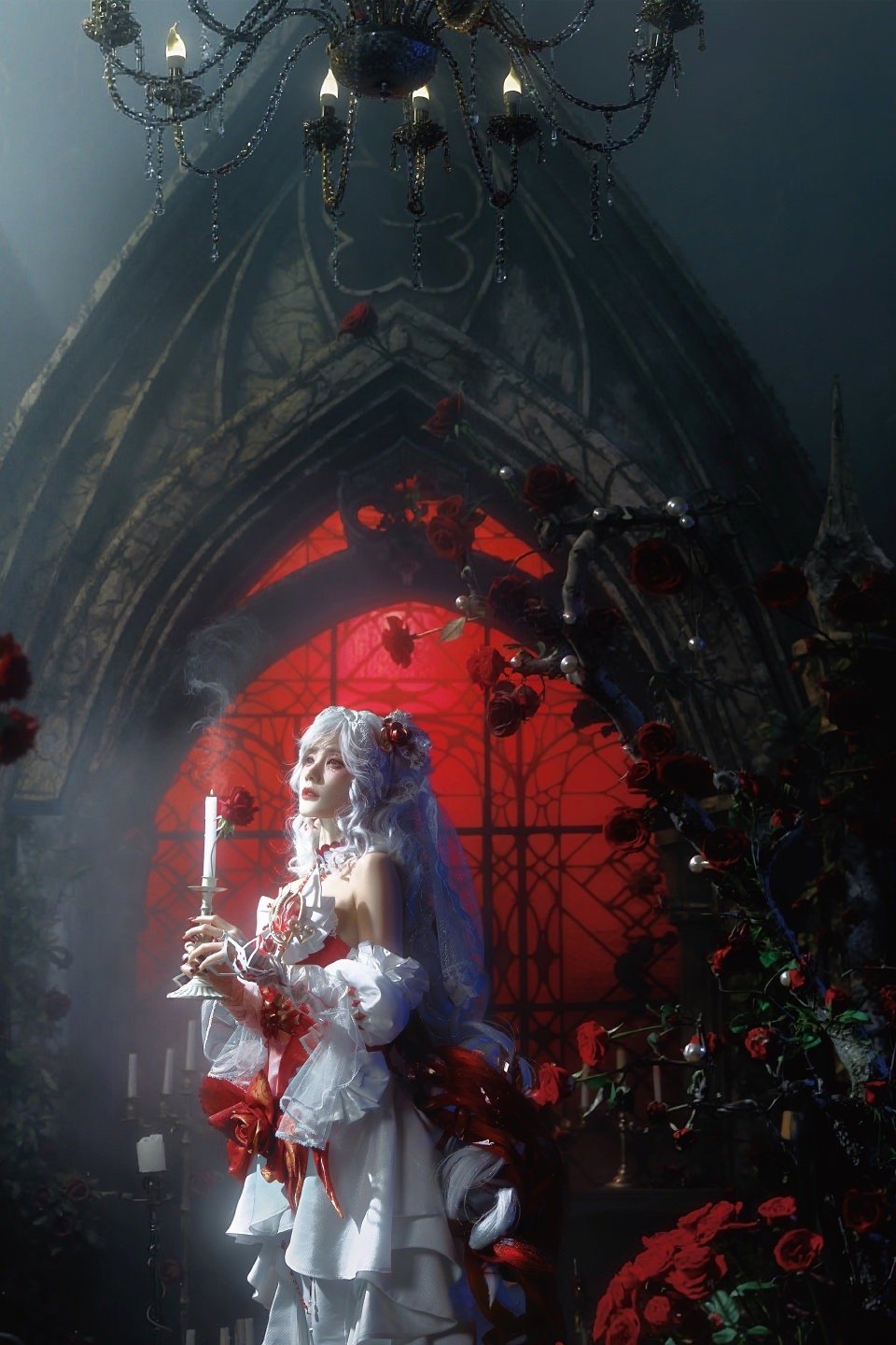 李一桐真CG建模脸 谁被李一桐的CG建模脸美到！白发配玫瑰的红白造型精致满分，完