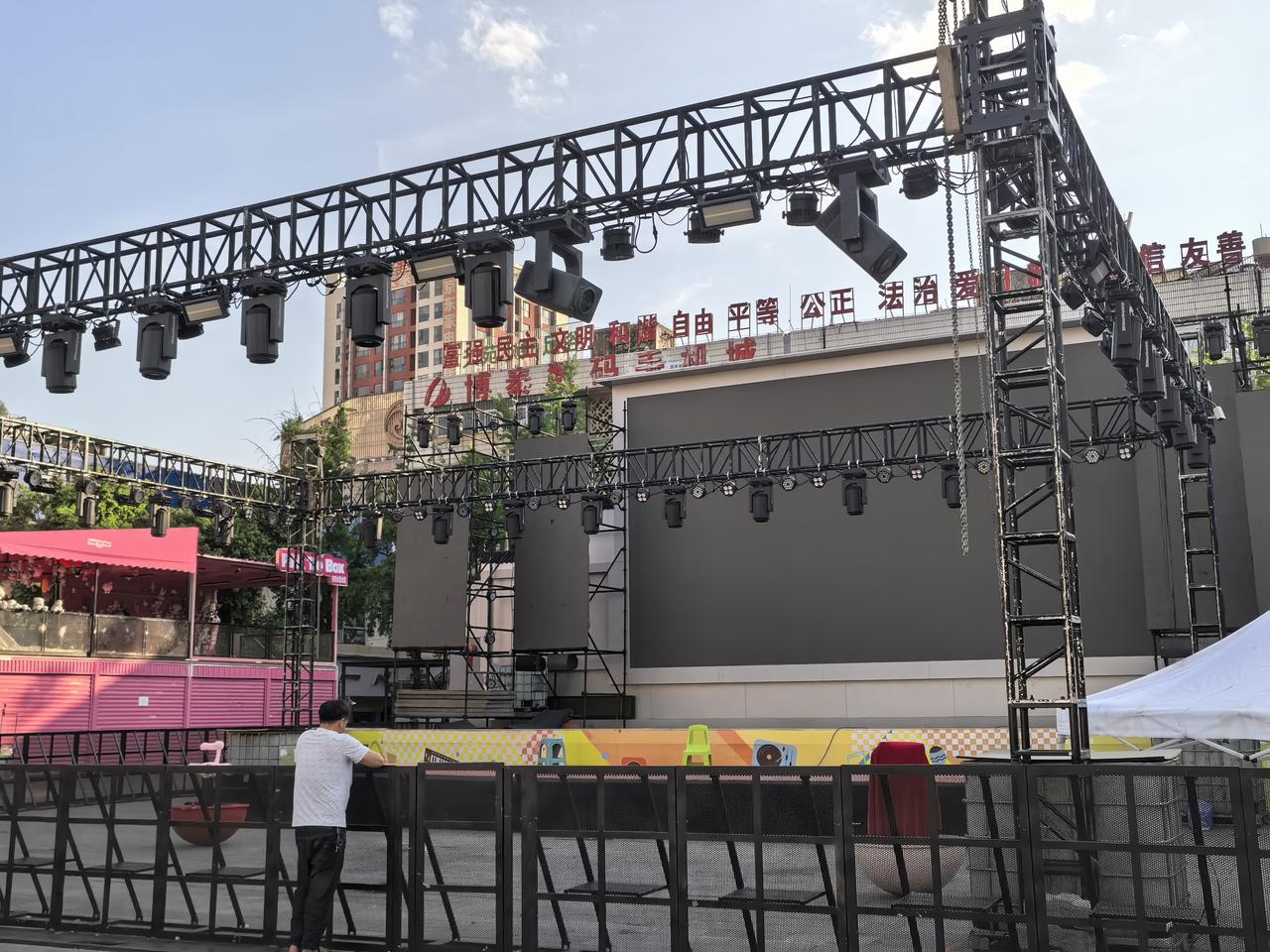 呈贡老街的这个呈贡广场大舞台，这么大气漂亮的，还以为是小白牙，唐艺索图木森等十万