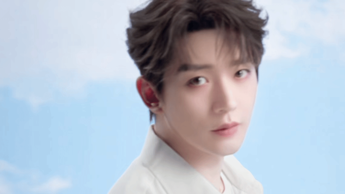 邓为有种无视紫外线的帅邓为 无惧烈日暴晒，生图依旧能打，清俊眉眼配挺拔身姿，每一