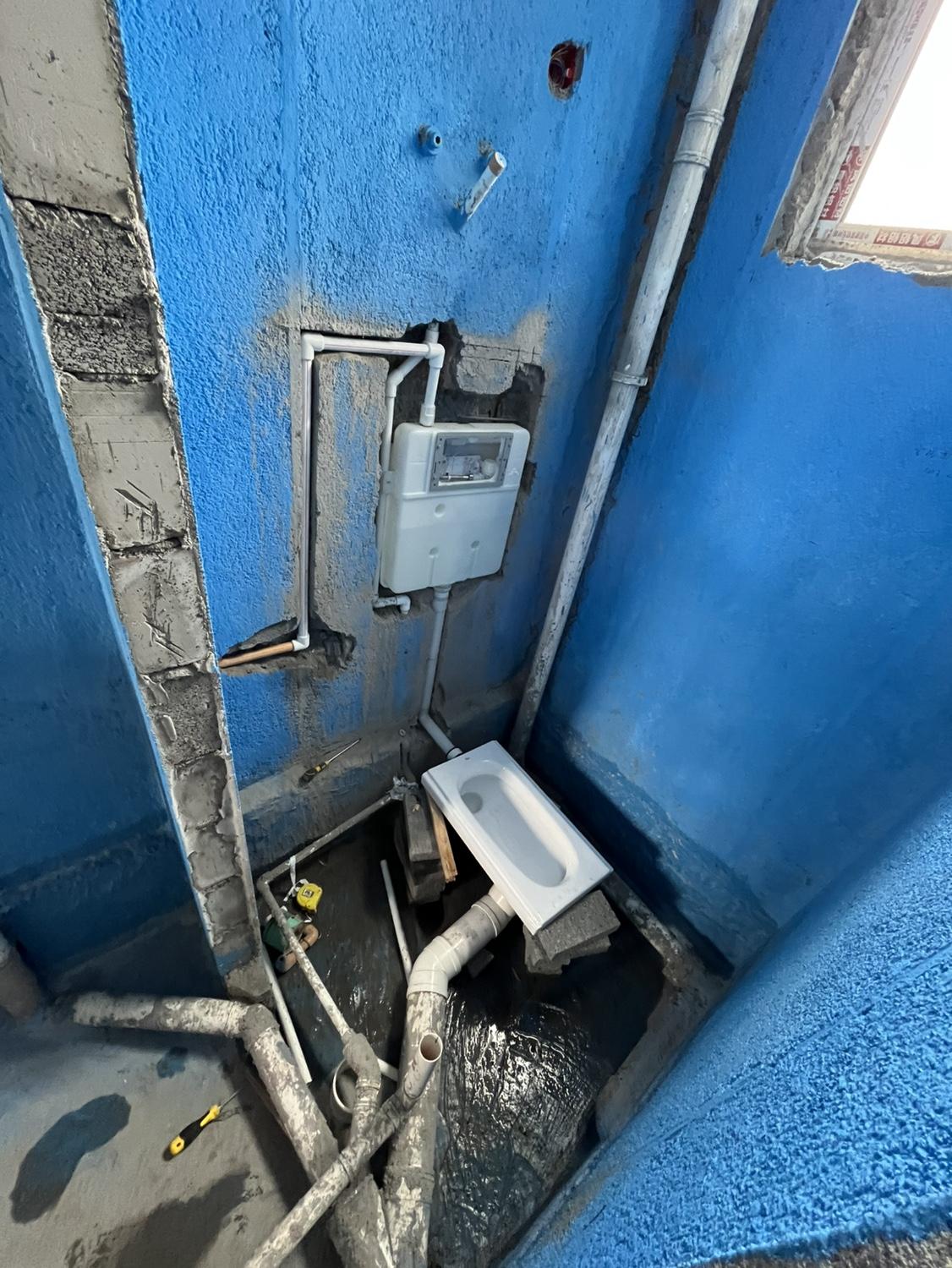 卫生间防水。先做防水？先安装隐藏水箱？ 正确的安装方法：先开槽，做好防...