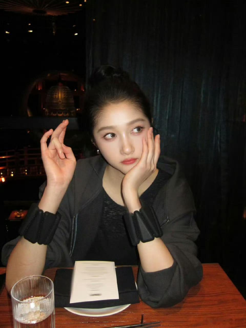 关晓彤是手太大还是脸太小哈哈哈肯定是手长，腿长，脸小了，真的好会长啊，哪个女孩不