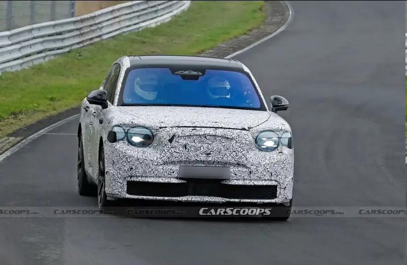 宾利确实是超豪华品牌力比较识时务的，不像法拉利，现在宾利第二款SUV也要来了，首