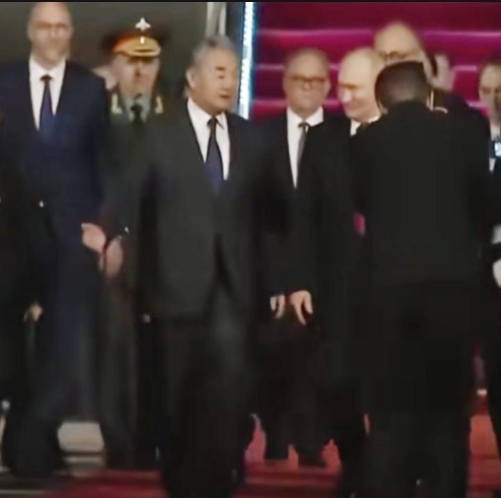 1. 是外交轮替与平衡：美国与俄罗斯在热点问题上既有对立也有协调。一方领导人刚离