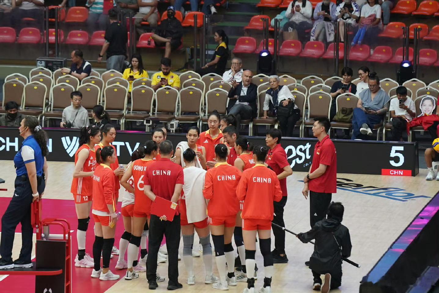 女排世锦赛1/8决赛，中国女排1-3（20-25、25-27、25-22、20-