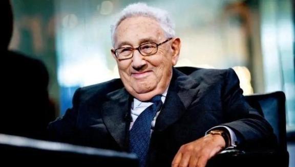 一旦中美开战，美军将全面轰炸中国？！100岁的基辛格早就发出过警告：“美国盟友再