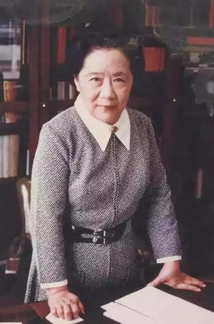 她帮美国造出原子弹，回国见到周总理，开口竟说找不到父母的坟了。1973年，此时的