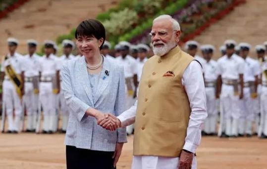 向来以强硬示人的日本右翼首相，访印时先认了个大哥！7月3日，莫迪在高市早苗访问印