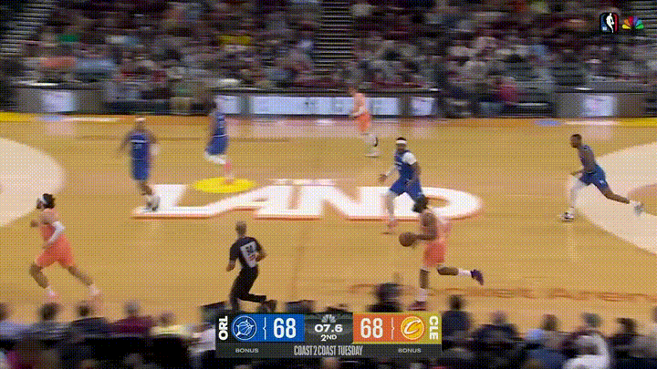 骑士当家控卫哈登不愧是3+1的神！在今天骑士主场迎战魔术的比赛中，当时距离第二节