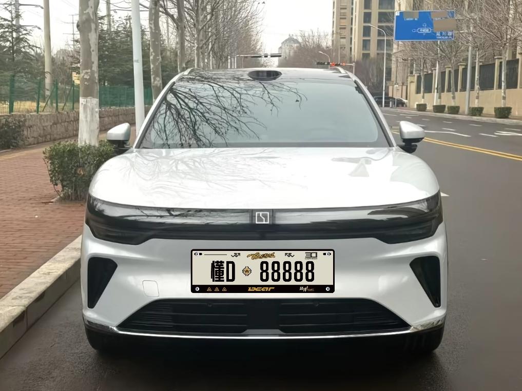 ZEEKR 7X是极氪旗下的一台中型纯电SUV，24年9月发布，直接就叫25款。