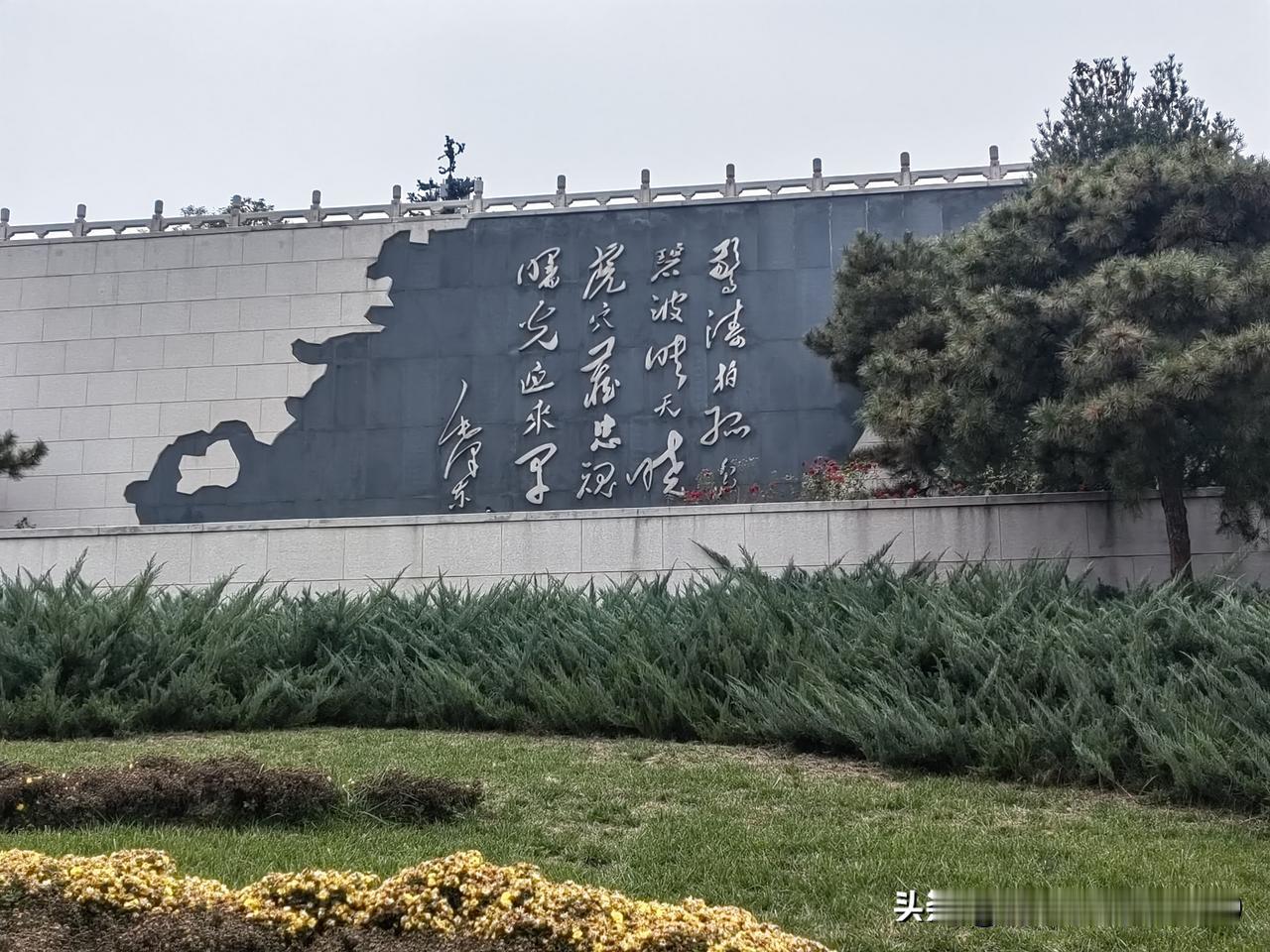 《沉默的荣耀》让我无法自拔，千里迢迢到北京西山无名英雄广场，亲自敬仰。一束鲜花三