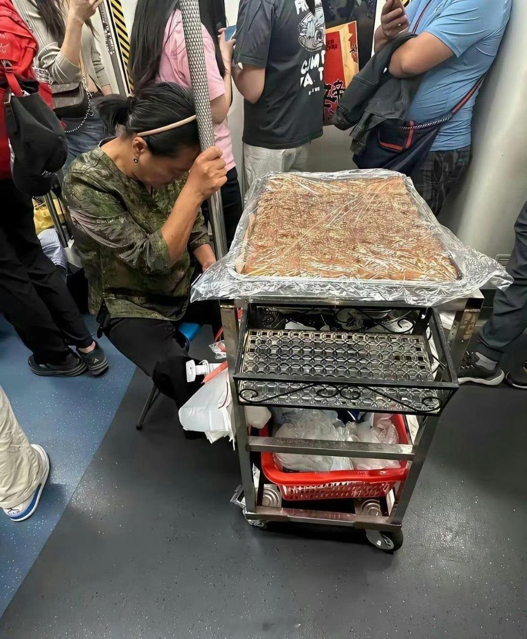 地铁上要是有人想买，阿姨可以卖吗？ 