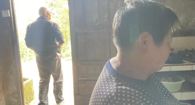 贵州山区，42岁男子在父亲70岁寿宴上，因买回一块肥肉被妻子当众扇了一耳光。他没