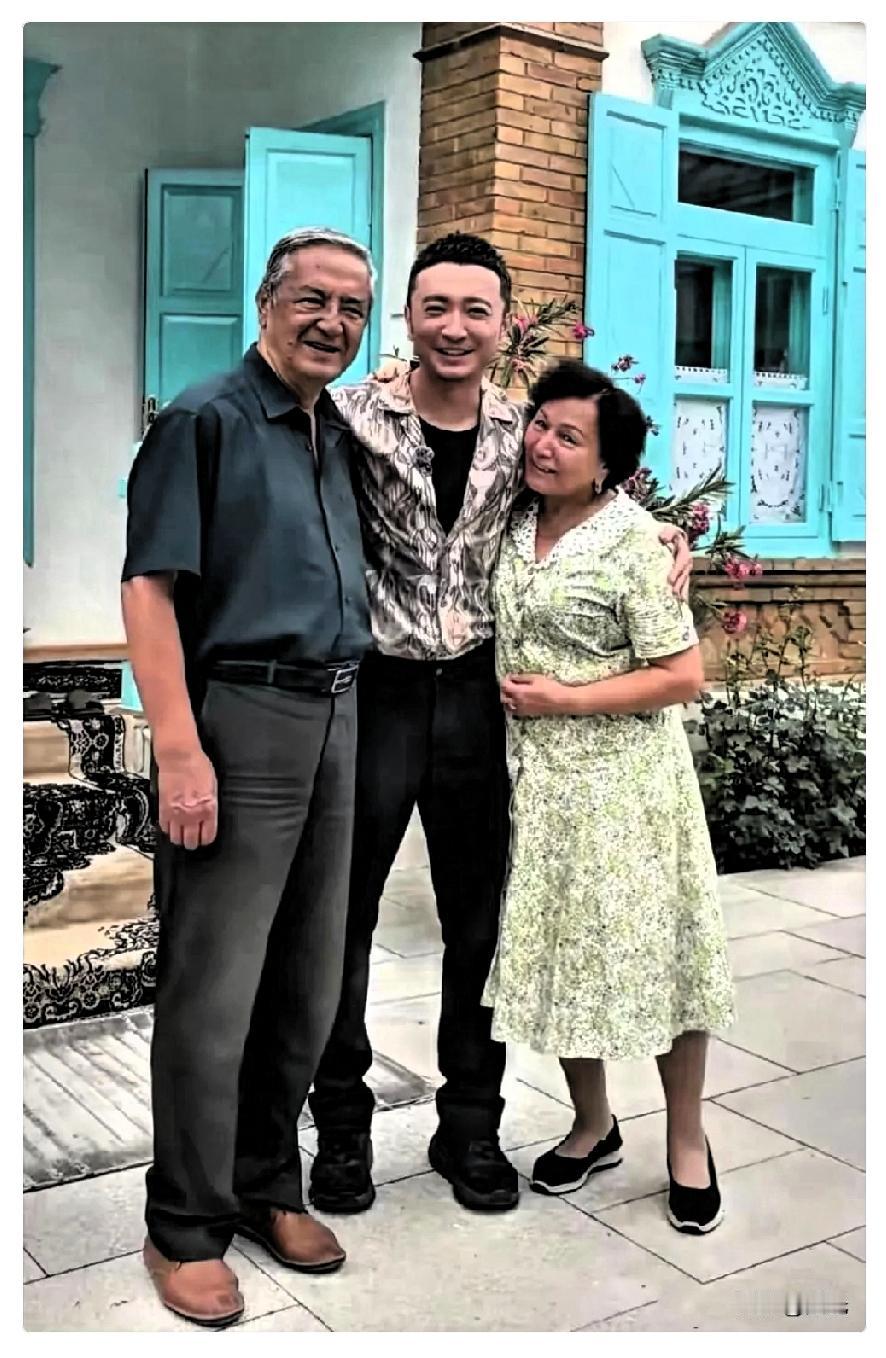 这个世界上最搞不懂的，就是尼格买提的父母了。明明各自都离婚带娃，居然二婚又生了个