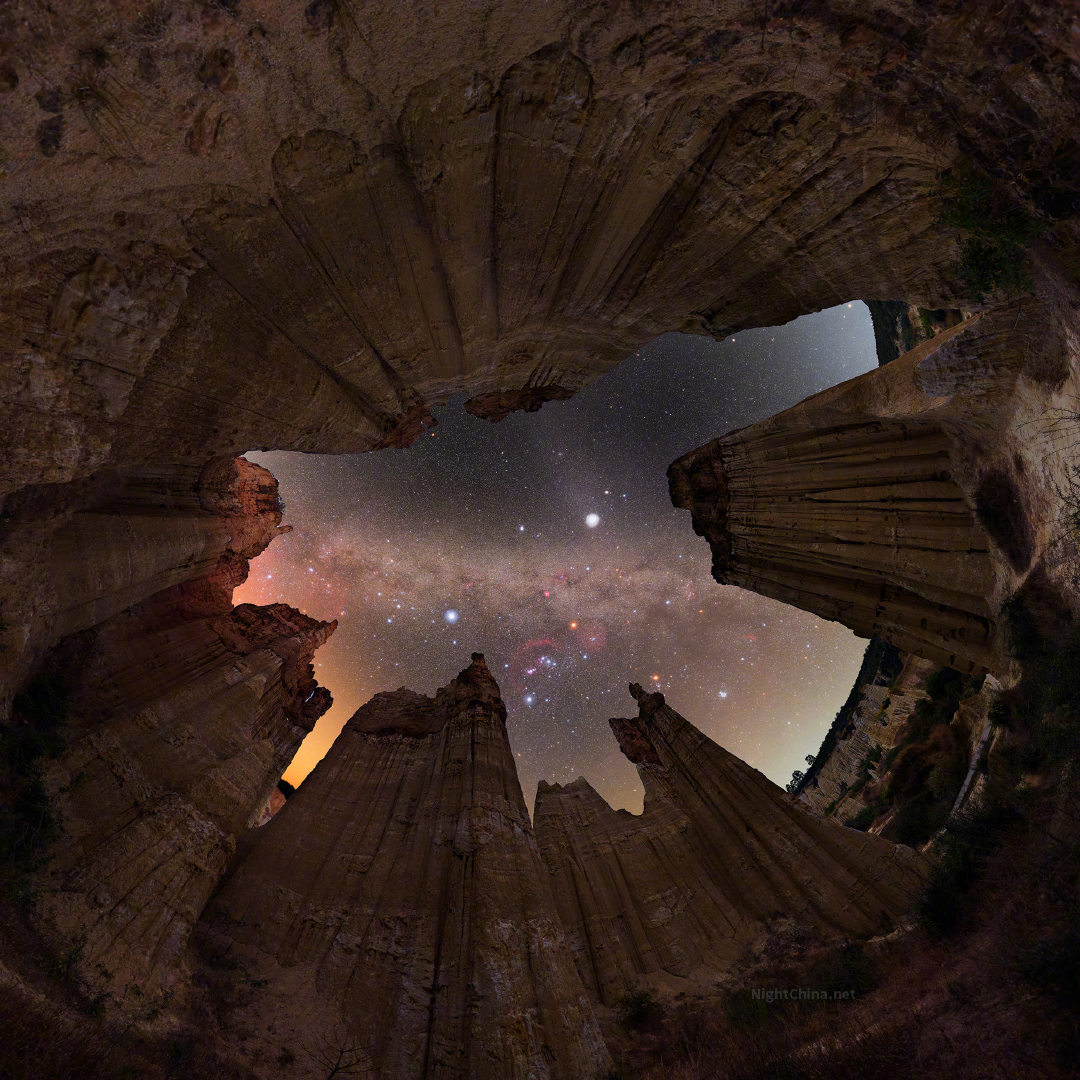 数亿年的地质运动，在大地上留下了深深的褶皱，也为我们围合出一个短暂却宏大的取景框