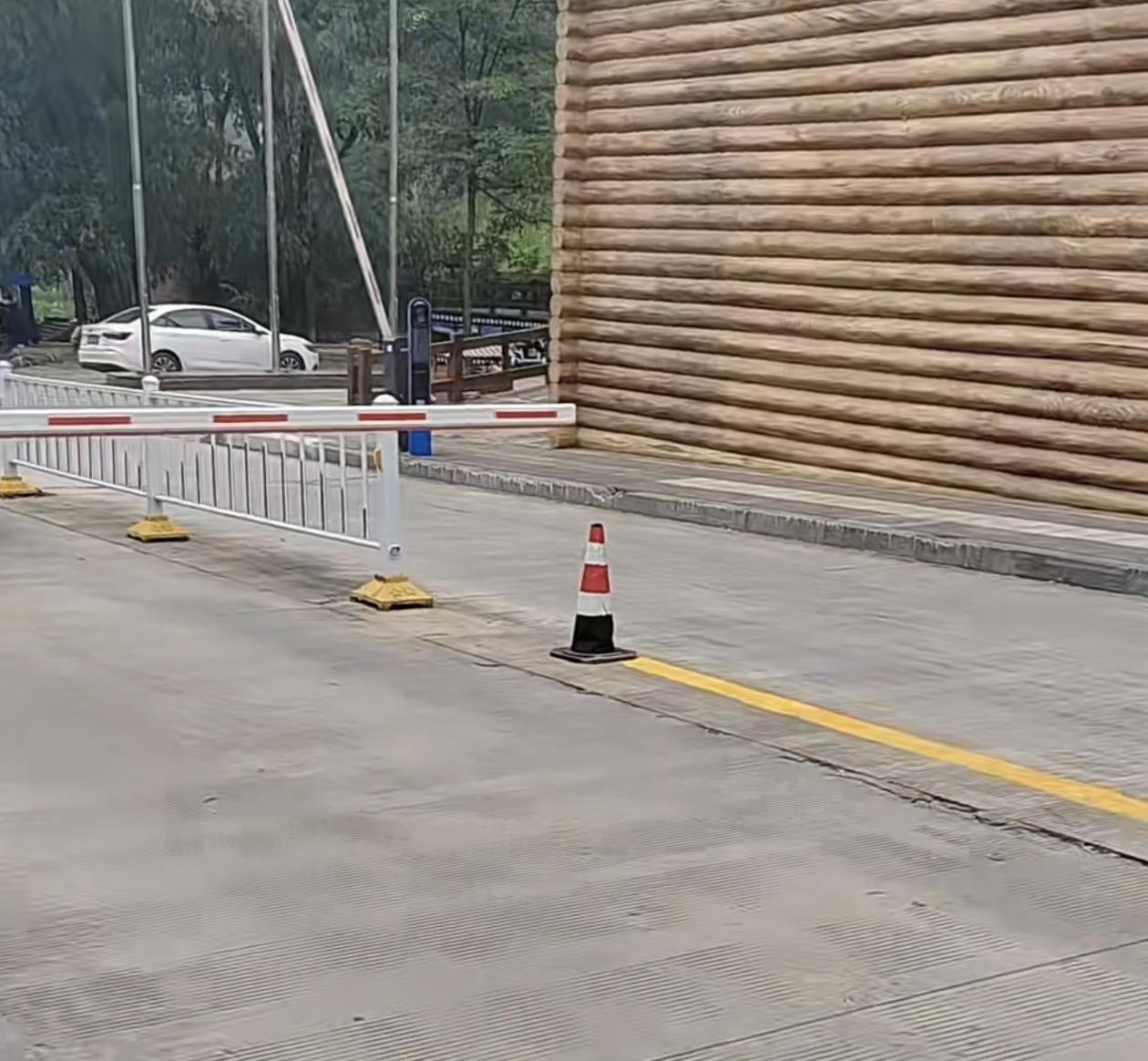 武安长寿村设拦车杆，进村就要收费，老乡们心里都有疑问
 
刷同城刷到长寿村新装拦